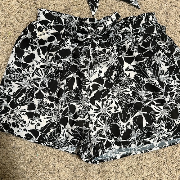 Lulu’s Two Piece Short Set - Picture 3 of 6